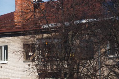 Yanan bir dairenin penceresinden duman çıkıyor.