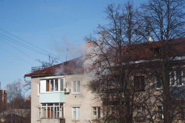 Yanan bir dairenin penceresinden duman çıkıyor.
