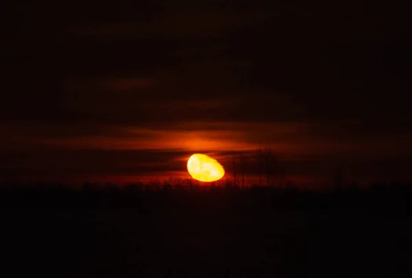 Moon Genom Molnen Närbild — Stockfoto