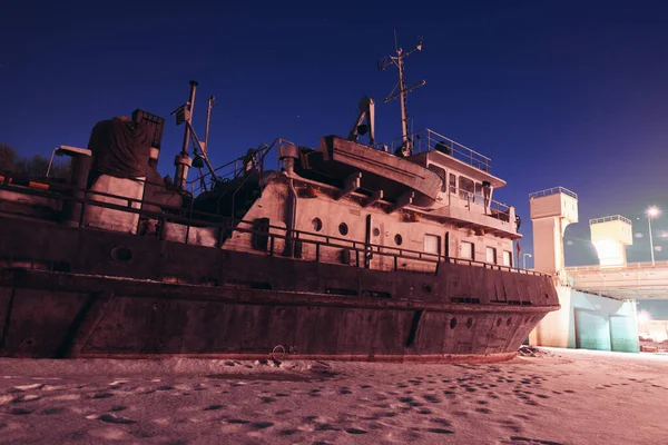 Eski terk edilmiş gemi kış gecesinde