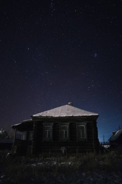 Rusya 'da soğuk ve yıldızlı bir gecede köyde uyuyan evler