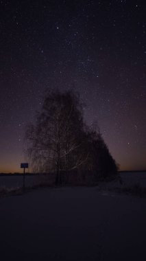 Kış yolu yıldızlı gece