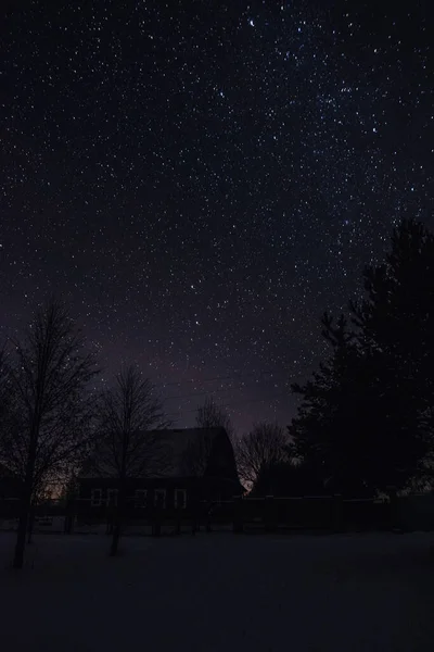 ロシアの霜降りの星空の夜に村の家を眠る — ストック写真