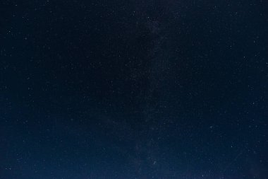Yaz gecesinde bulutlu yıldızlı gökyüzü