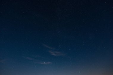 Yaz gecesinde bulutlu yıldızlı gökyüzü