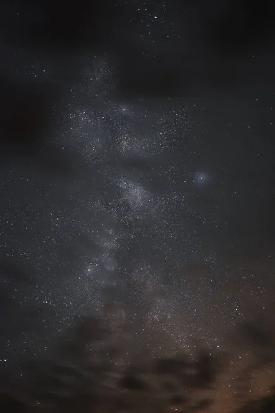 Vía Láctea Cielo Nocturno Entre Las Nubes Una Noche Verano — Foto de Stock