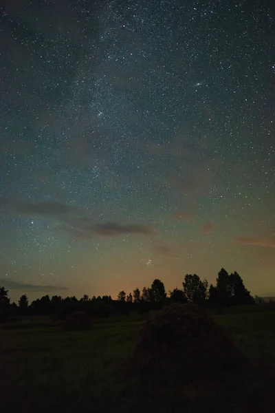 Haystack Bajo Cielo Estrellado Campo Una Noche Verano Rusia — Foto de Stock