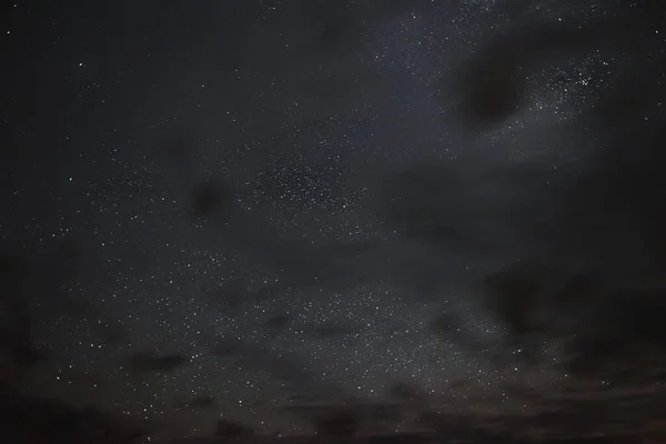 Étoiles Dans Ciel Nocturne Travers Les Nuages Par Une Nuit — Photo