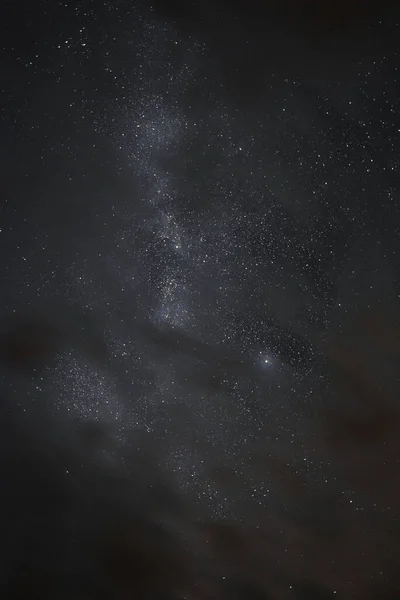 Vía Láctea Cielo Nocturno Entre Las Nubes Una Noche Verano — Foto de Stock