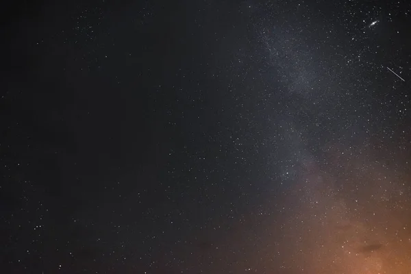 Млечный Путь Ночном Небе Сквозь Облака Летнюю Ночь — стоковое фото