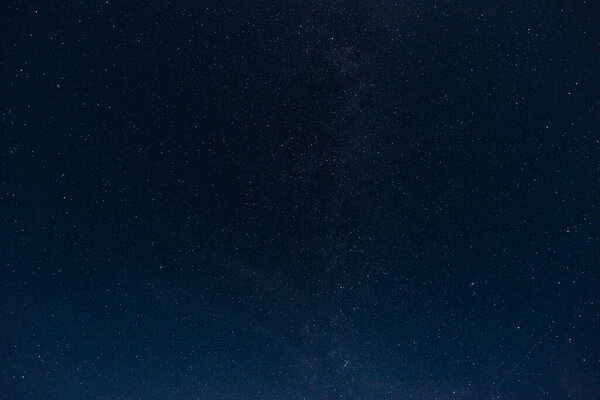 Звёздное небо с облаками летней ночью
