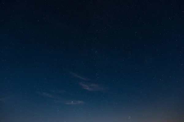 Gwiaździste Niebo Chmurami Letnia Noc — Zdjęcie stockowe