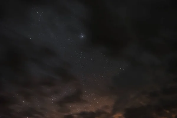 하늘의 별들이 구름을 — 스톡 사진