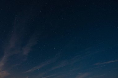 Yaz gecesinde bulutlu yıldızlı gökyüzü