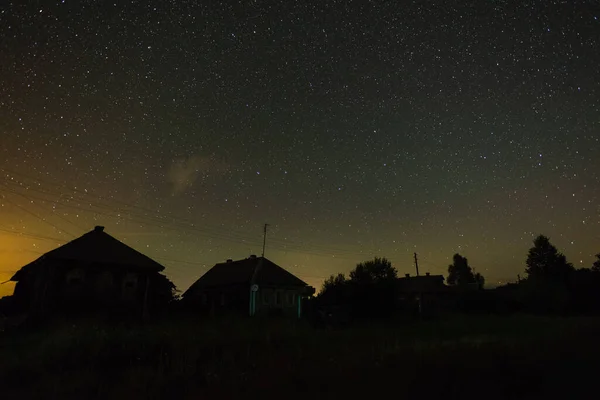 夏の夜に典型的なロシアの村の家の上の星空 — ストック写真