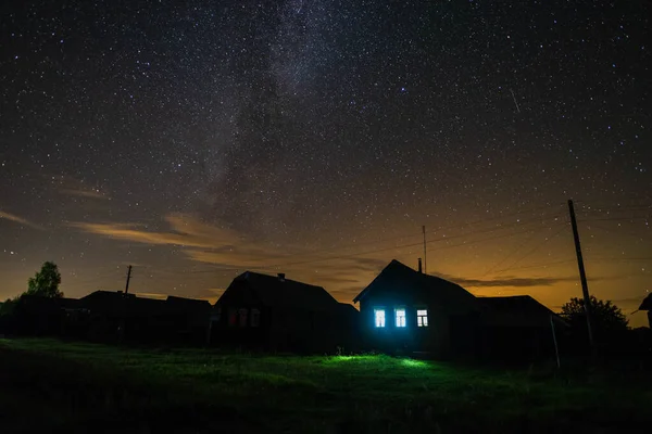 夏の夜に典型的なロシアの村の家の上の星空 — ストック写真