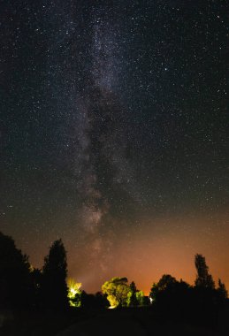 Yıldızlı gökyüzü ve samanyolu kırsalda.