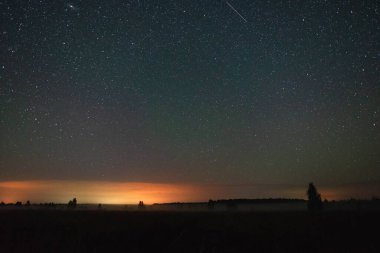 Yıldızlı gökyüzü tarlada yolun üzerinde