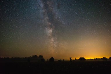 Sis dolu yaz geceleriyle samanyolu ile yıldızlı gökyüzü