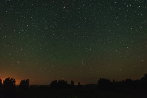 Hvězdná Obloha Nad Lesem Nad Poli Lesy Letní Noc Daleko — Stock fotografie