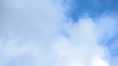 Bulutlar hızlı hareket eder ve gündüz gökyüzünde dağılır.