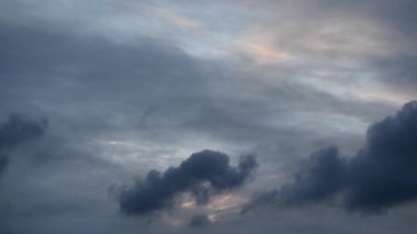 Uçak gün batımından sonra kızıl bulutların arka planında uçar.