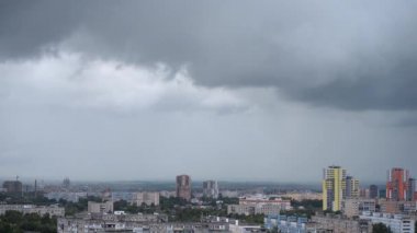 Ryazan şehrinden geçen yağmurun zamanı, yağmurun başlangıcından sonuna kadar.