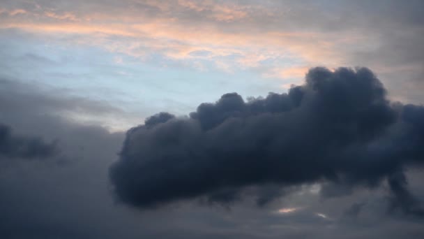 Das Flugzeug Fliegt Der Dämmerung Vor Dem Hintergrund Scharlachroter Wolken — Stockvideo