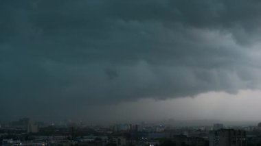Ryazan şehrinin üzerinden geçen fırtınalı hava akımının zamanı. Büyük bir bulut şehri kaplıyor, yağmur o kadar şiddetli ki hiçbir şey göremiyorsun.
