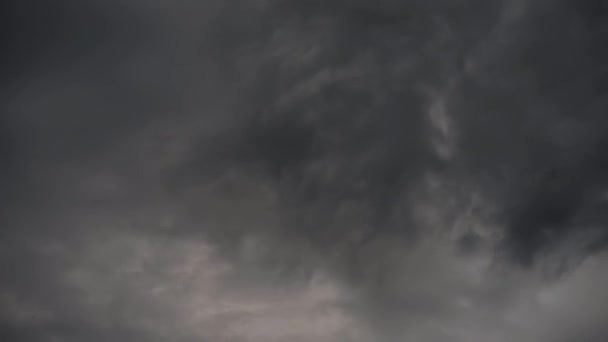 Les nuages de pluie Timelapse flottent dans différentes directions