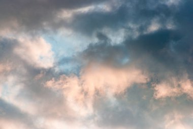 Güzel aydınlatılmış bulutlar yağmurdan sonra