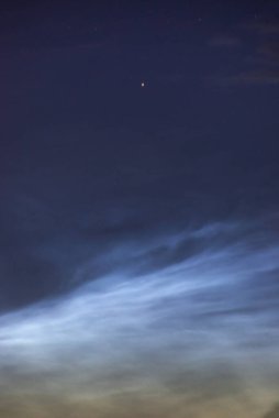 Geceyarısı bulutlar yaz gecesini kapatıyor. Nadir görülen atmosferik fenomen