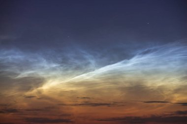 Geceyarısı bulutlar yaz gecesini kapatıyor. Nadir görülen atmosferik fenomen