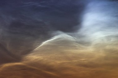 Geceyarısı bulutlar yaz gecesini kapatıyor. Nadir görülen atmosferik fenomen