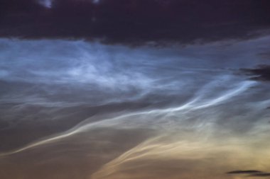 Geceyarısı bulutlar yaz gecesini kapatıyor. Nadir görülen atmosferik fenomen