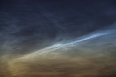 Geceyarısı bulutlar yaz gecesini kapatıyor. Nadir görülen atmosferik fenomen