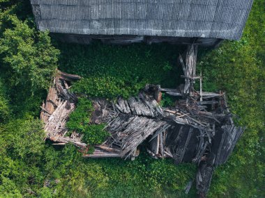 Bir Rus köyünde terk edilmiş eski bir ev. Bir kuadrokopterin yüksekliğinden.