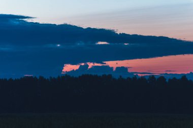 Bir yaz gecesinde şafak vakti bulutlar