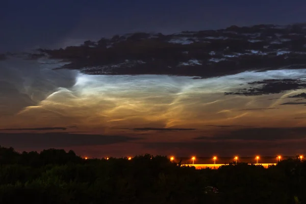 夏の夜は雲が閉まります 稀な大気現象 — ストック写真