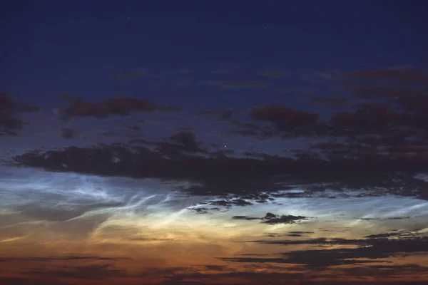 夏の夜は雲が閉まります 稀な大気現象 — ストック写真