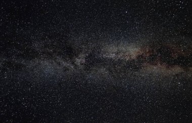 Gece karanlığında Samanyolu Yazın gökyüzünde