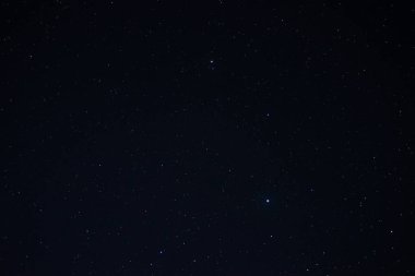 Gece gökyüzündeki yıldızlar Kapatın