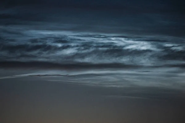 Ночные Облака Закрываются Летнюю Ночь Светящиеся Облака Ночном Небе — стоковое фото