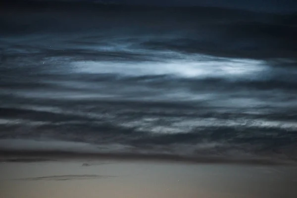 Ночные Облака Закрываются Летнюю Ночь Светящиеся Облака Ночном Небе — стоковое фото