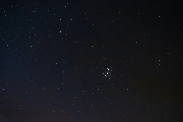 Des Étoiles Dans Ciel Nocturne Travers Les Nuages — Photo