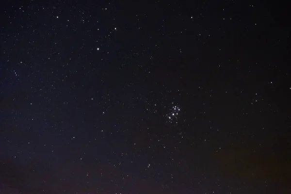 Gece Gökyüzündeki Yıldızlar Bulutlar Arasında — Stok fotoğraf