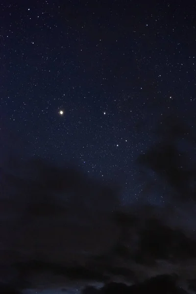 Estrellas Cielo Nocturno Través Las Nubes — Foto de Stock