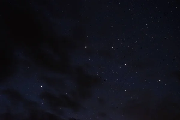 Des Étoiles Dans Ciel Nocturne Travers Les Nuages — Photo