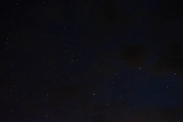 Αστέρια Στον Νυχτερινό Ουρανό Μέσα Από Σύννεφα — Φωτογραφία Αρχείου