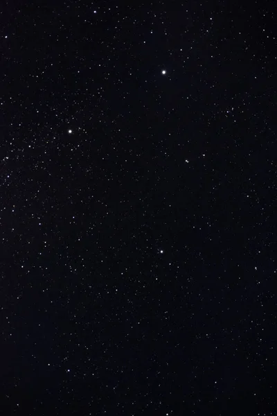 雲の中から夜空の星々 — ストック写真